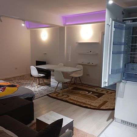 Myky Mouse Nu Primesc Santieristi Si Petrecareti Appartement Boekarest Buitenkant foto