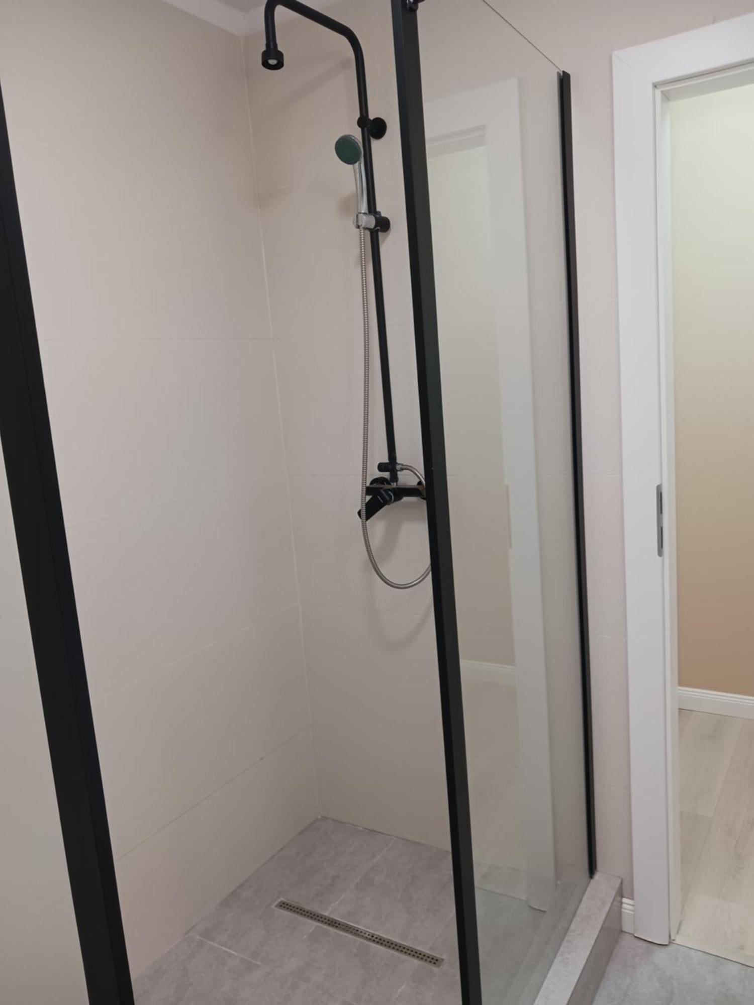 Myky Mouse Nu Primesc Santieristi Si Petrecareti Appartement Boekarest Buitenkant foto