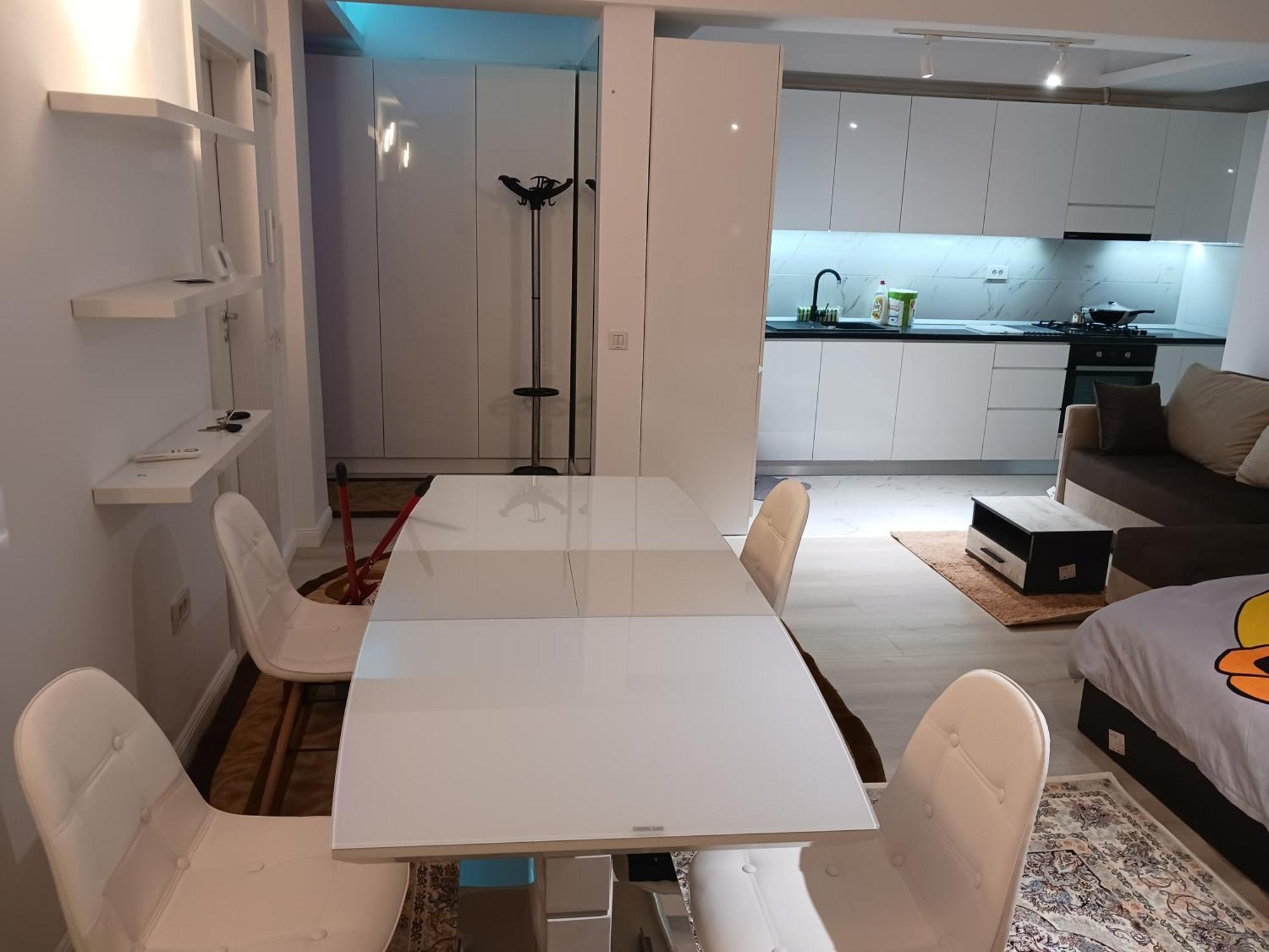 Myky Mouse Nu Primesc Santieristi Si Petrecareti Appartement Boekarest Buitenkant foto