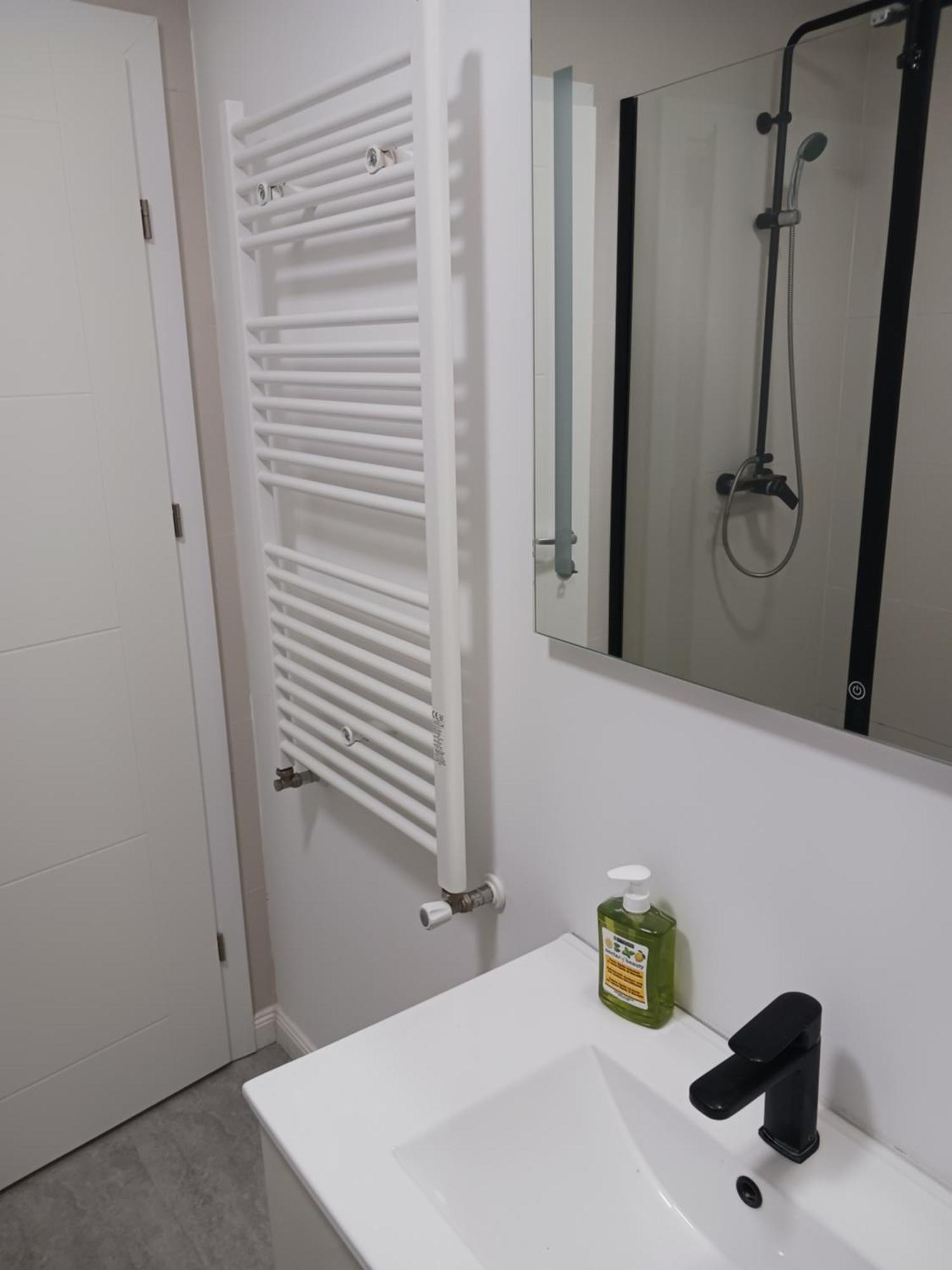 Myky Mouse Nu Primesc Santieristi Si Petrecareti Appartement Boekarest Buitenkant foto