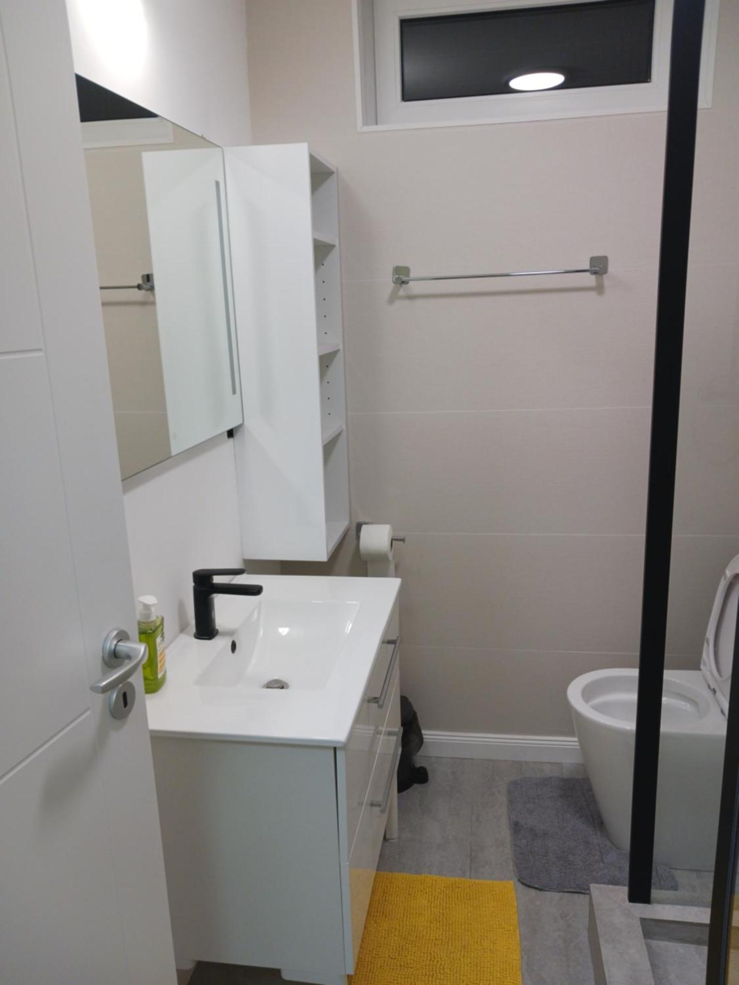 Myky Mouse Nu Primesc Santieristi Si Petrecareti Appartement Boekarest Buitenkant foto